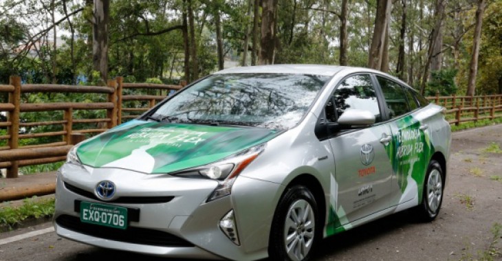 Toyota opracowała pierwszy samochód hybrydowy na etanol